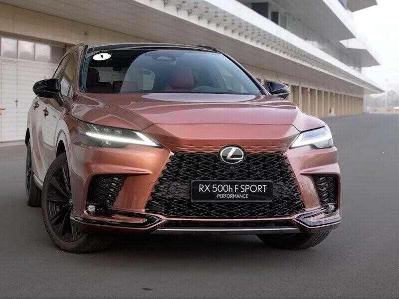 Hình ảnh minh họa hành khách đang kiểm tra vé hoặc hành lý trước khi lên xe tại Bến xe Quảng Ngãi, nhấn mạnh sự chuẩn bị cẩn thận.